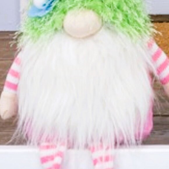 Fuzzy Flower Hat Gnome - Picture 4 of 4